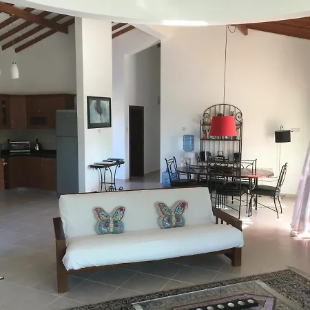 The Lookout - Sea, Pool & Mountain Views Holiday home *
